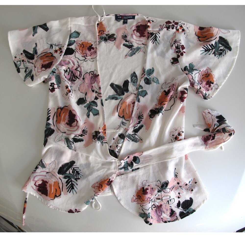 BLOUSE Floral ONE❤️CLOTHING Size XS Loose sleeve